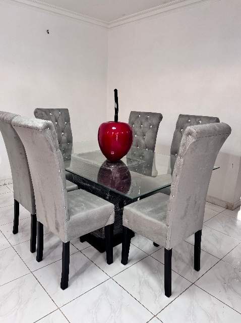 COMEDOR GRIS CAPITONEADO TAPIZADO DE 6 SILLAS