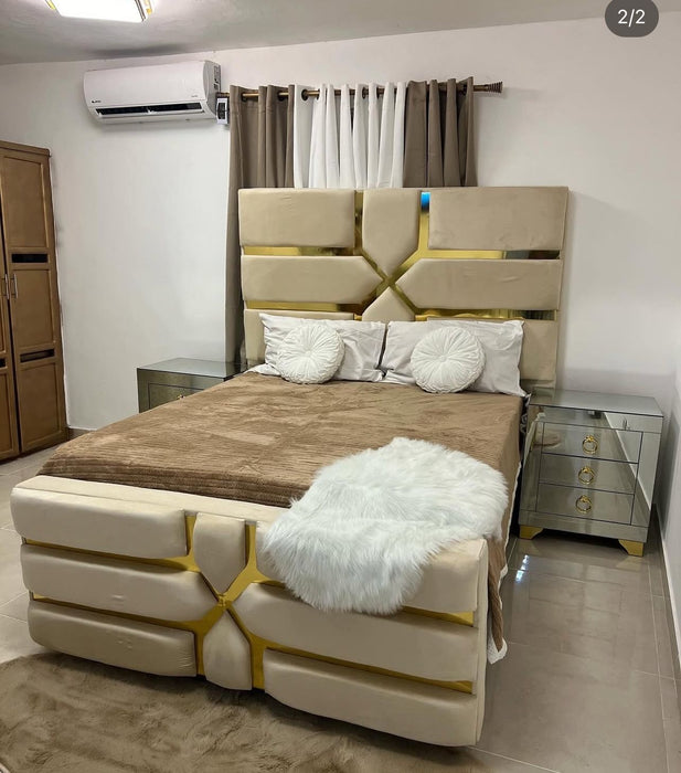 Cama tapizada Luxe beige Queen con 2 mesitas
